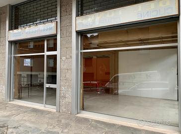Negozio/ufficio fronte strada con vetrine