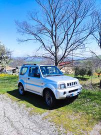 Suzuki Jimni con gancio traino