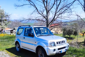 Suzuki Jimni con gancio traino