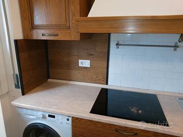 Cucina completa con credenza  e lavatrice e frigor