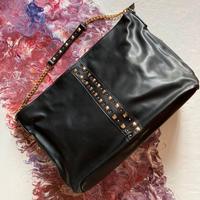 Borsa nera capiente con borchie