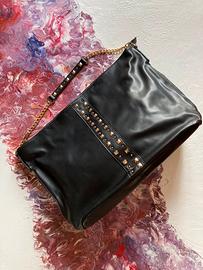 Borsa nera capiente con borchie