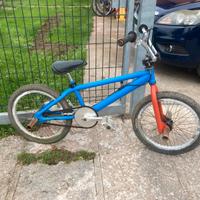 BMX modificata con pezzi di qualità