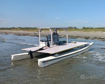 Catamarano a motore su scafi hobie 16