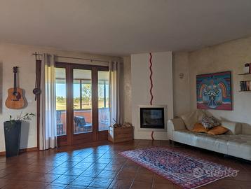 Casa con ampio giardino privato immersa nel verde