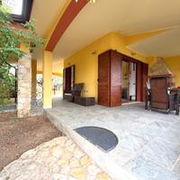 Appartamento con ampio cortile privato su tre lati