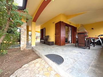 Appartamento con ampio cortile privato su tre lati