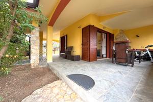 Appartamento con ampio cortile privato su tre lati