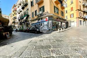 4 LOCALI A NAPOLI