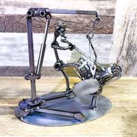 Scultura viti e bulloni meccanico motorista.