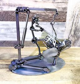 Scultura viti e bulloni meccanico motorista.