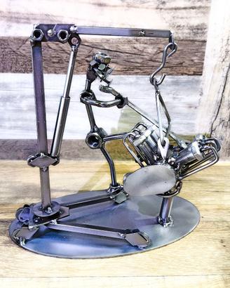 Scultura viti e bulloni meccanico motorista.