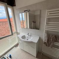 mobiletto bagno con lavabo specchio e rubinetto