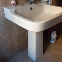 Lavandino bagno e bidet .