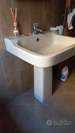 Lavandino bagno e bidet .