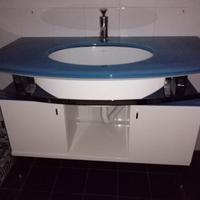 Mobile bagno con ripiani in vetro