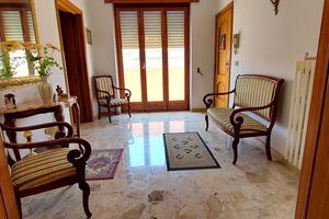 Abitazione piano 1° abitabile ed indipend. con box