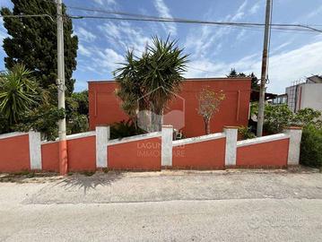 Casa indipendente con spazio esterno