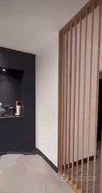 Parete a listelli rotanti in legno massello