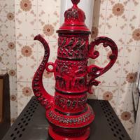 Vaso con disegni in rialzo