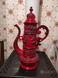 Vaso con disegni in rialzo