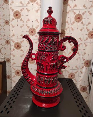 Vaso con disegni in rialzo