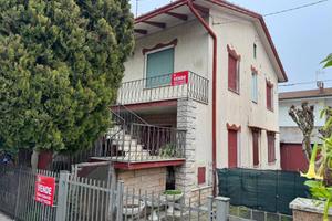 Villa di 250 m² con più di 5 locali a Savignano su