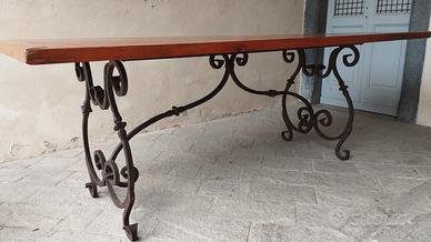tavolo in ferro battuto e piano in teak