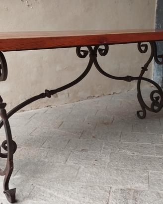 tavolo in ferro battuto e piano in teak