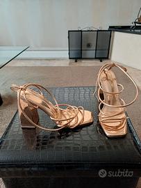 Sandalo dorato con tacco largo