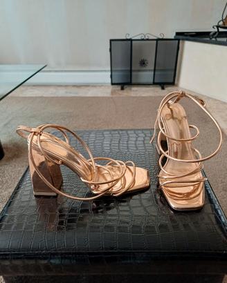 Sandalo dorato con tacco largo