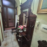 Attaccapanni con sedie 