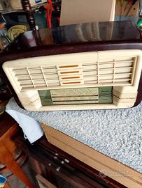 Radio antica con valvole