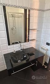 Lavandino bagno con specchio e mensole