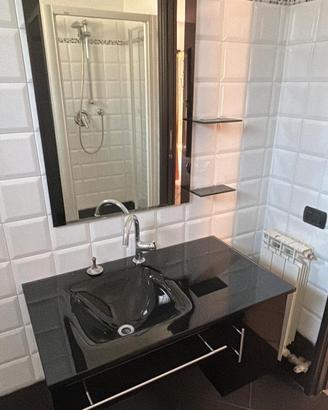 Lavandino bagno con specchio e mensole