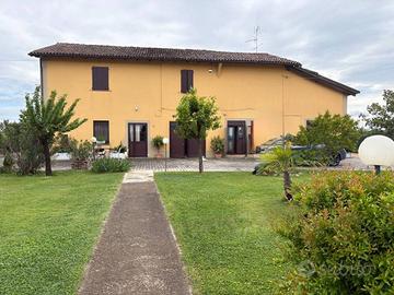 Casa indipendente di 306 m² con più di 5 locali e 