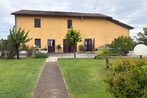 Casa indipendente di 306 m² con più di 5 locali e 