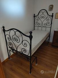 Letto antico in ferro battuto
