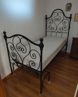 Letto antico in ferro battuto