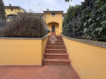 VILLA A SCHIERA A AREZZO