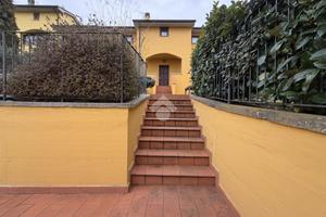 VILLA A SCHIERA A AREZZO