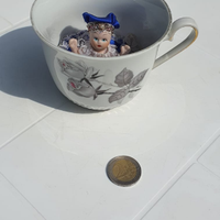 Bambolina in porcellana in tazza decorativa