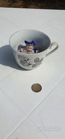 Bambolina in porcellana in tazza decorativa