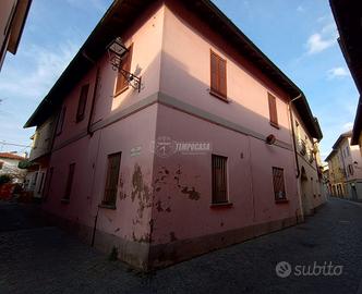 Trilocale con rustico da ristrutturare!