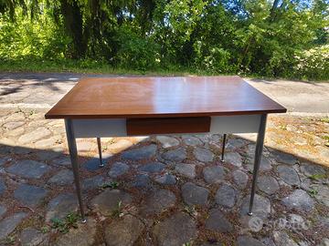 Tavolo con porta mattarello
