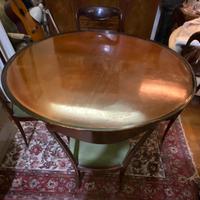 Tavolo in legno con 4 sedie