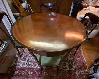 Tavolo in legno con 4 sedie