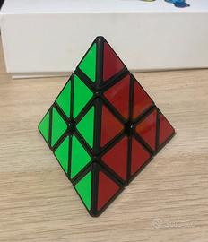 Pyraminx. Piramide com meccanismo di cubo di rubik
