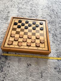 Scacchiera in legno vintage con scacchi e dama