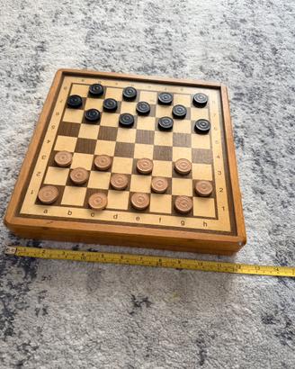Scacchiera in legno vintage con scacchi e dama